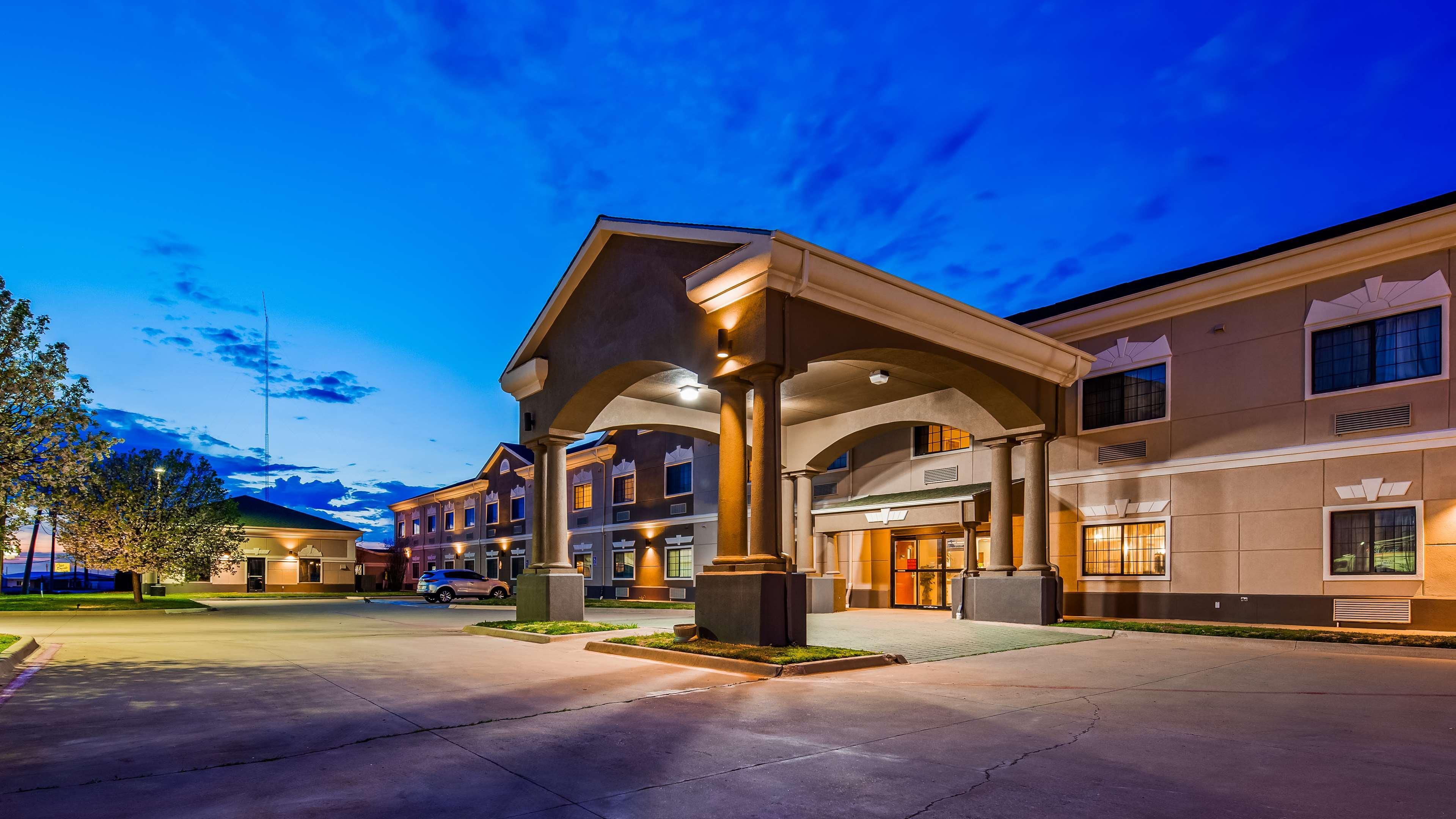 Best Western Plus Pratt Buitenkant foto
