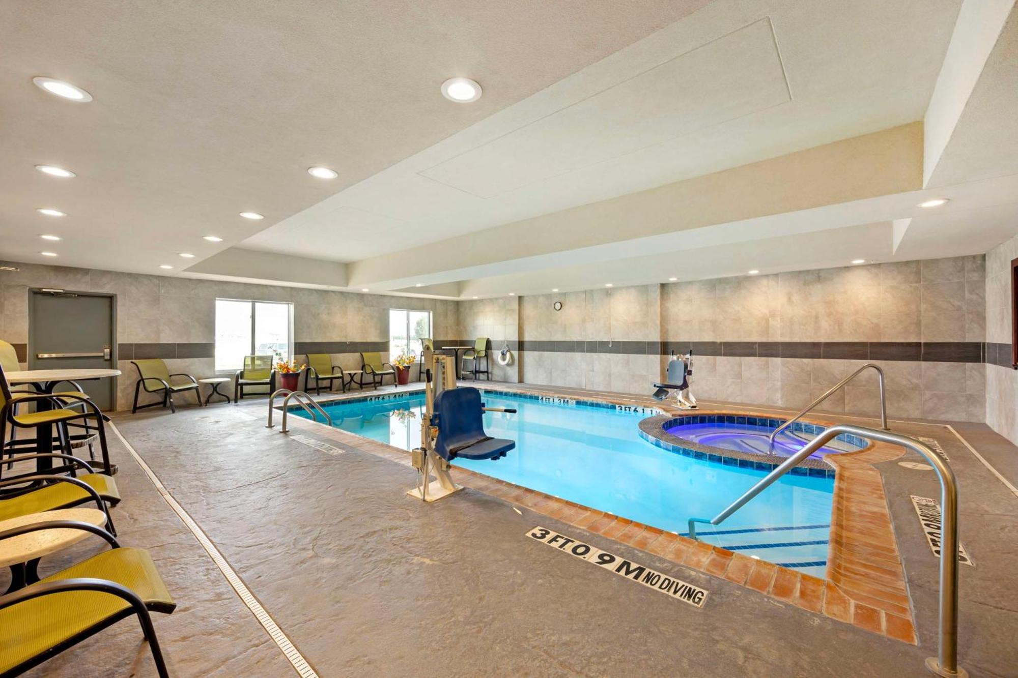 Best Western Plus Pratt Buitenkant foto